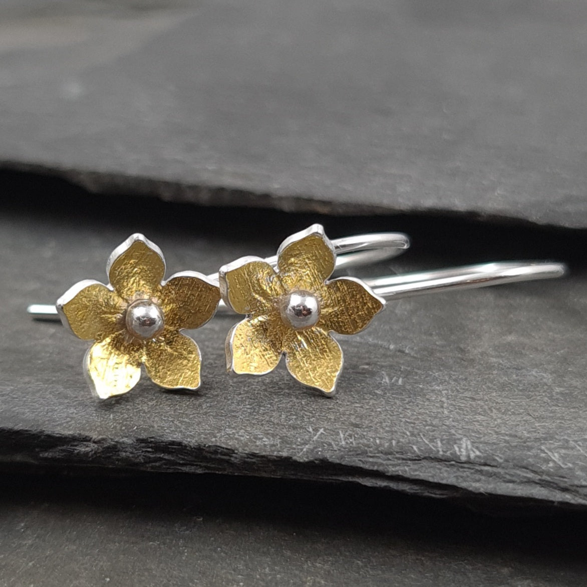 Small gold hot sale flower earrings